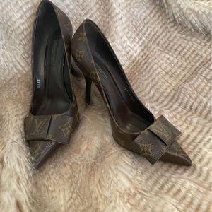Louis Vuitton sz 39 Brown Patent Monogram Cherie Louise Pumps